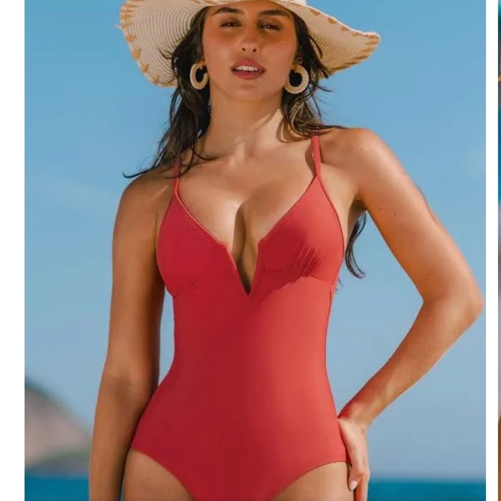 NWT: Cupshe, size S, green, V-wire plunge, one piece.